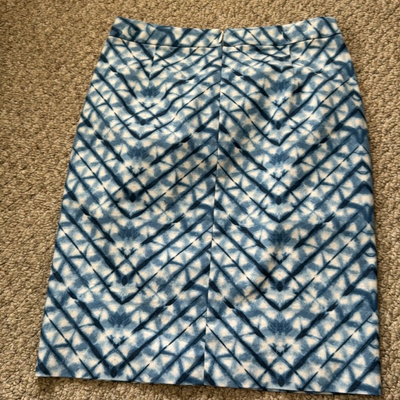 Blue and white Banana republic factory pencil skirt- size 4 - Picture 2 of 3